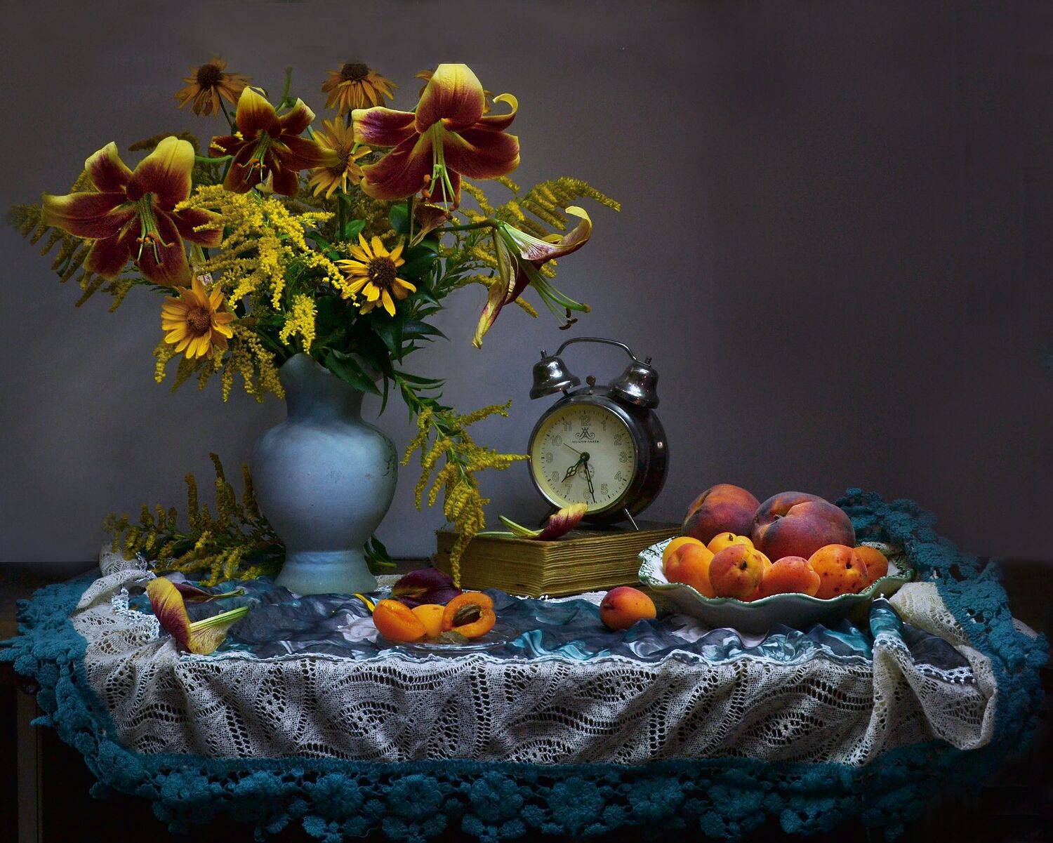 still life, натюрморт, часы, цветы, фото натюрморт, лилии, лето, книга, август, абрикосы, Колова Валентина
