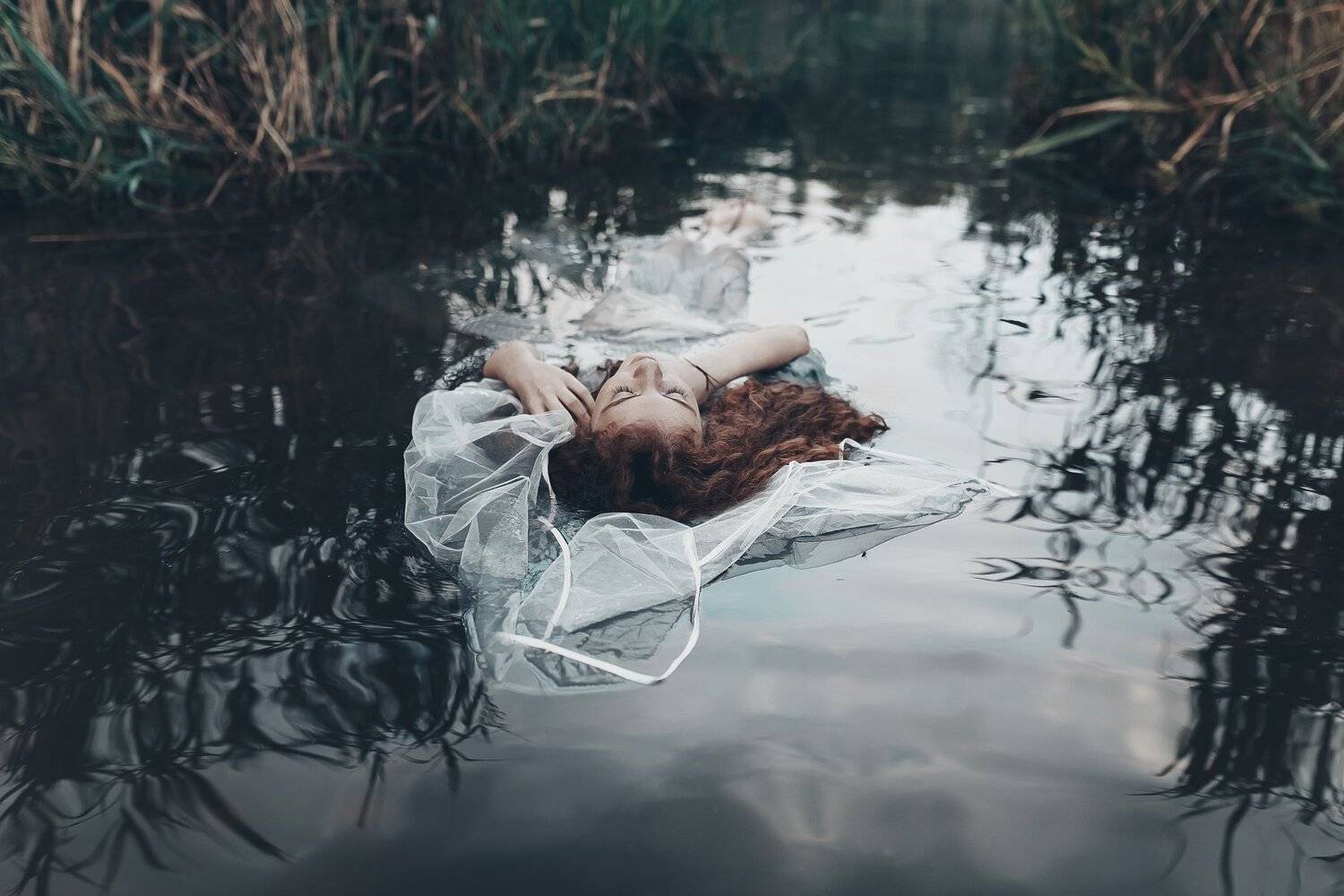 рыжая девочка лотосы вода зеркальный фотоаппарат canon markiii прогулка фотосессия детский и семейный фотограф лето вечер закат закатное солнышко дети детки красота рыжики девочка рыжая девочка любовь счастье закат дерево радость восторг, Вероника Гергерт