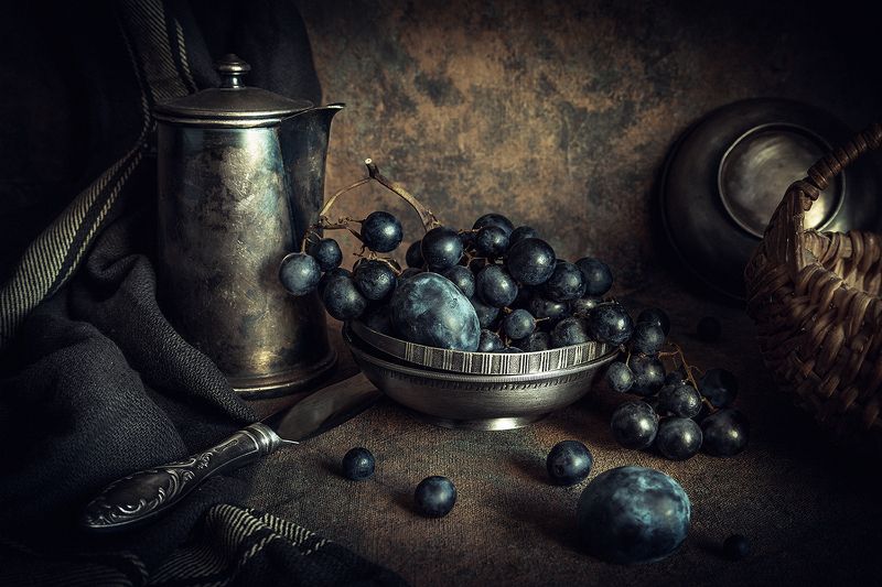 Гроздь чёрного винограда фото превью
