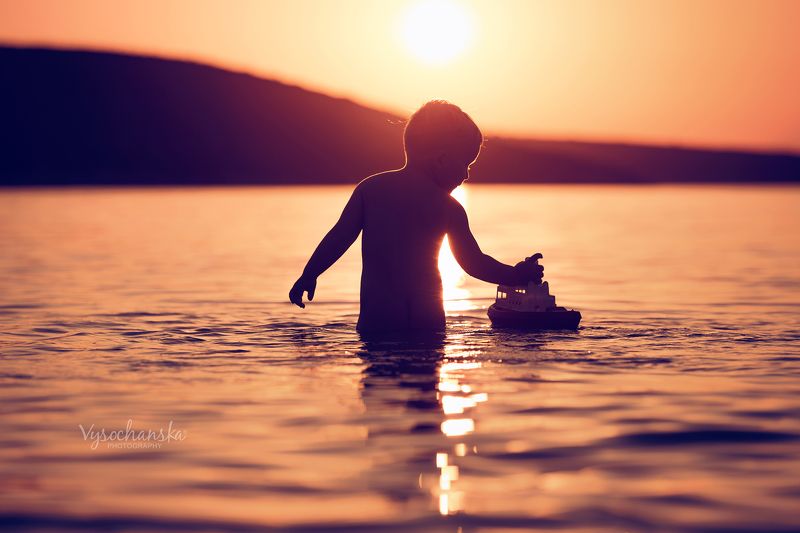 childchood, summer, sea, boy, play, boat, sunset summer фото превью