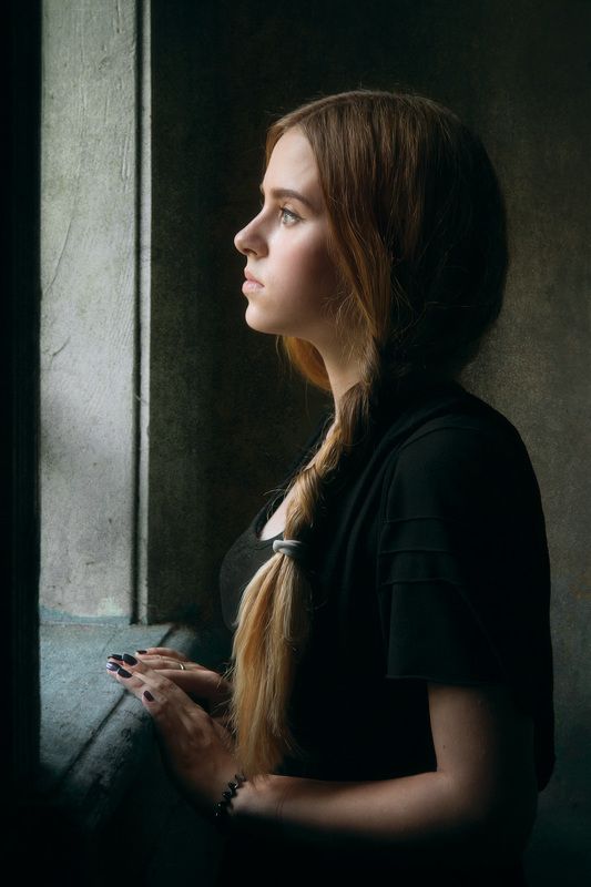 У окна... фото превью