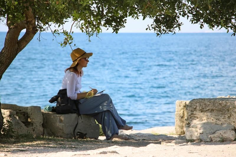 девушка, крым, севастополь, херсонес, художник, художница, черное море, шляпа, босая, босиком, painter, artist Художница фото превью