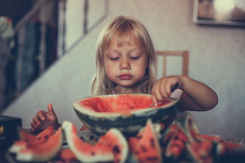 девочка, арбуз, сладость, еда, обЪедение, ребенок, портрет трапеза  фото превью