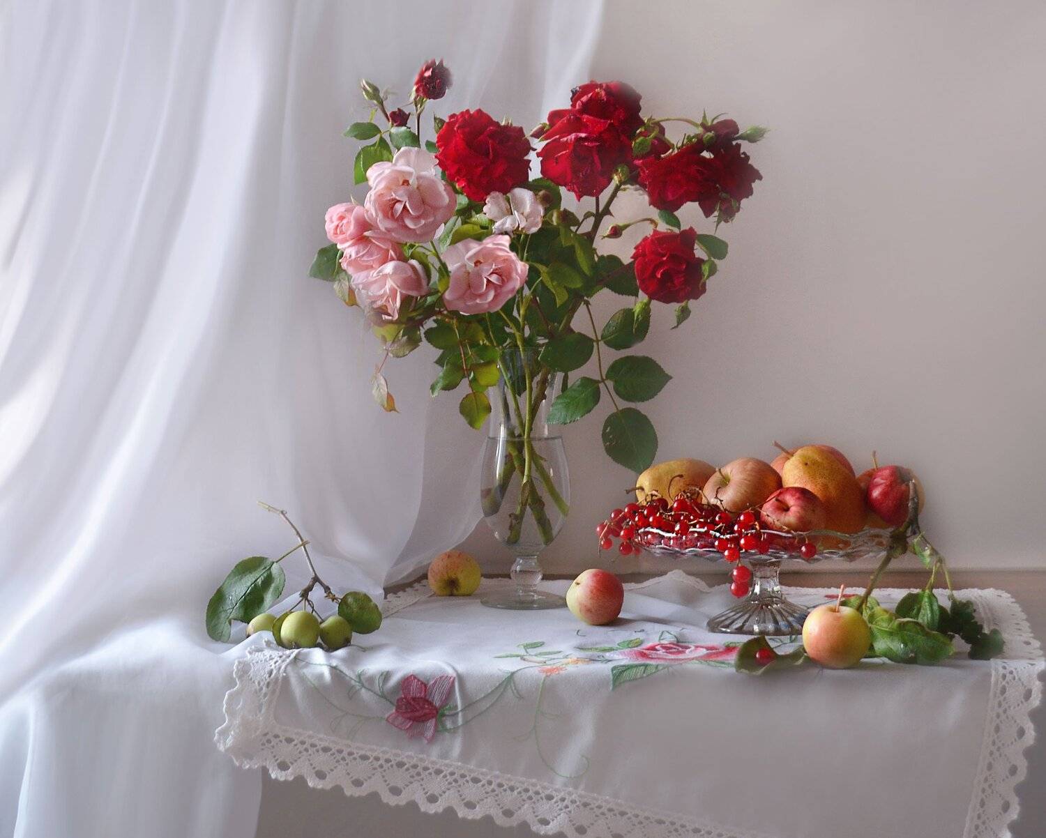 still life, натюрморт, лето, август, фото натюрморт, цветы, розы, яблоки, фрукты, красная смородина, груши, стекло, Колова Валентина