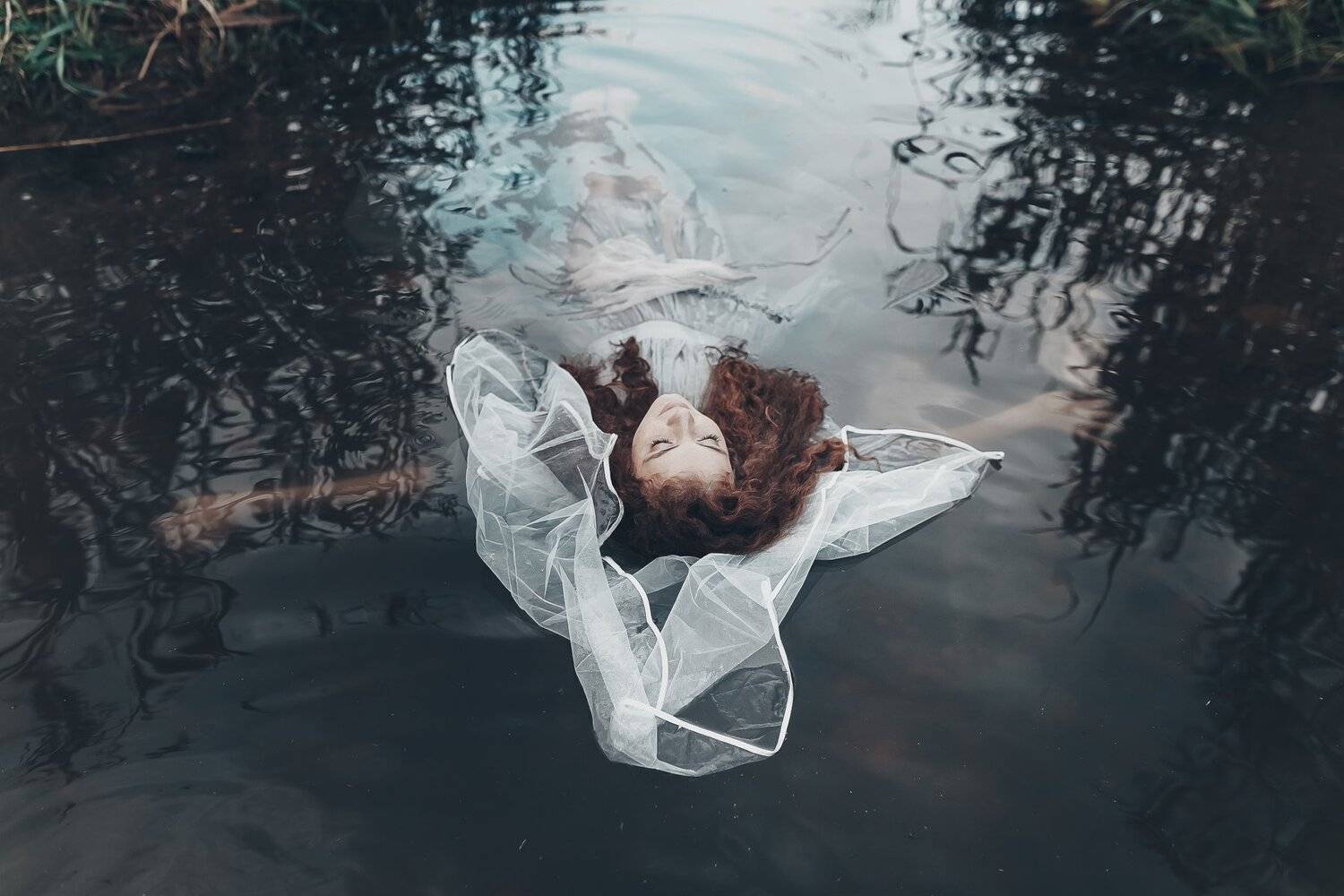 рыжая девочка лотосы рыжая девочка лотосы вода зеркальный фотоаппарат canon markiii прогулка фотосессия детский и семейный фотограф лето вечер закат закатное солнышко дети детки красота рыжики девочка рыжая девочка любовь счастье закат дерево радость вост, Вероника Гергерт