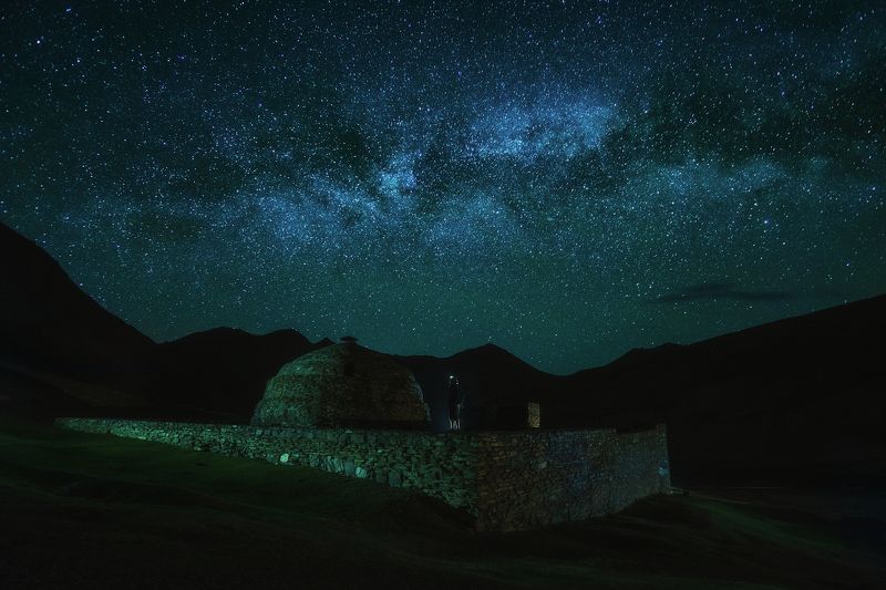 киргизия, кыргызстан, средняя азия, горы, ущелье, скалы, пейзаж, лето, млечный путь, каньон, ночь, звезды, караван-сарай Сны древних фото превью