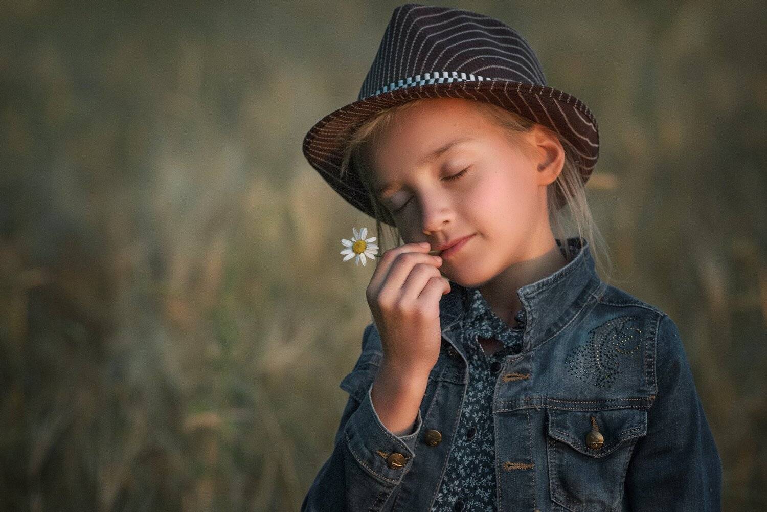 машка, ромашка и папина шляпа . лето. закат. дети., Максимова Людмила