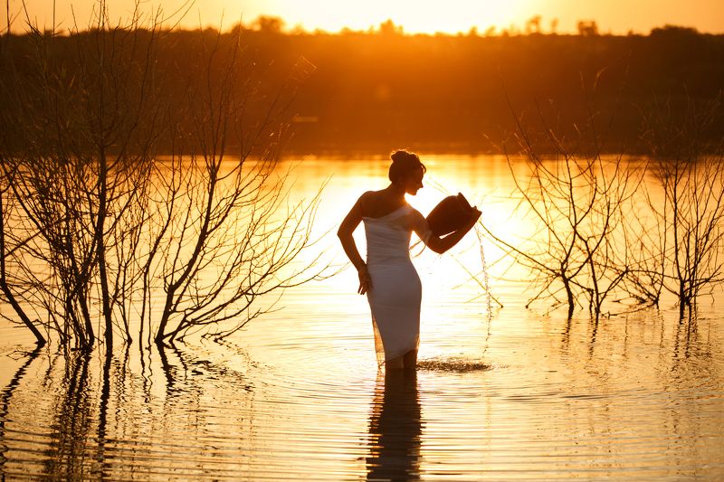 девушка и кувшин фото превью