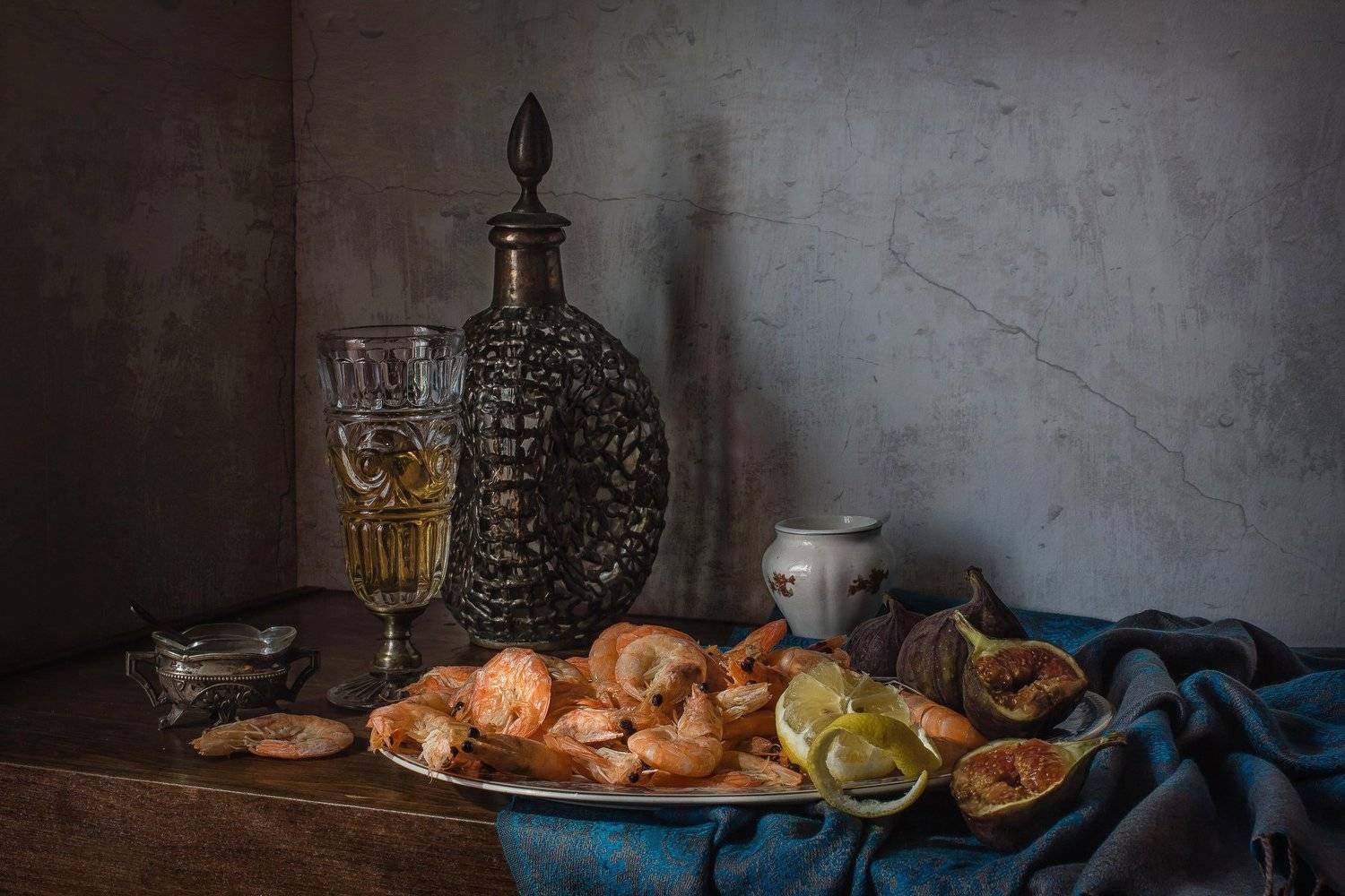 натюрморт, графин, бокал, креветки, инжир, лимон, Анна Петина