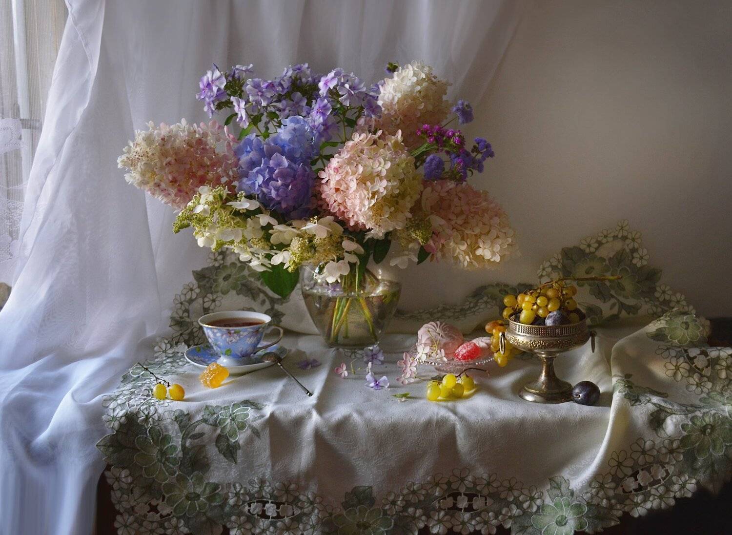 still life,натюрморт,  лето, август, фото натюрморт, цветы,гортензия, виноград, настроение, вечер, закат, Колова Валентина