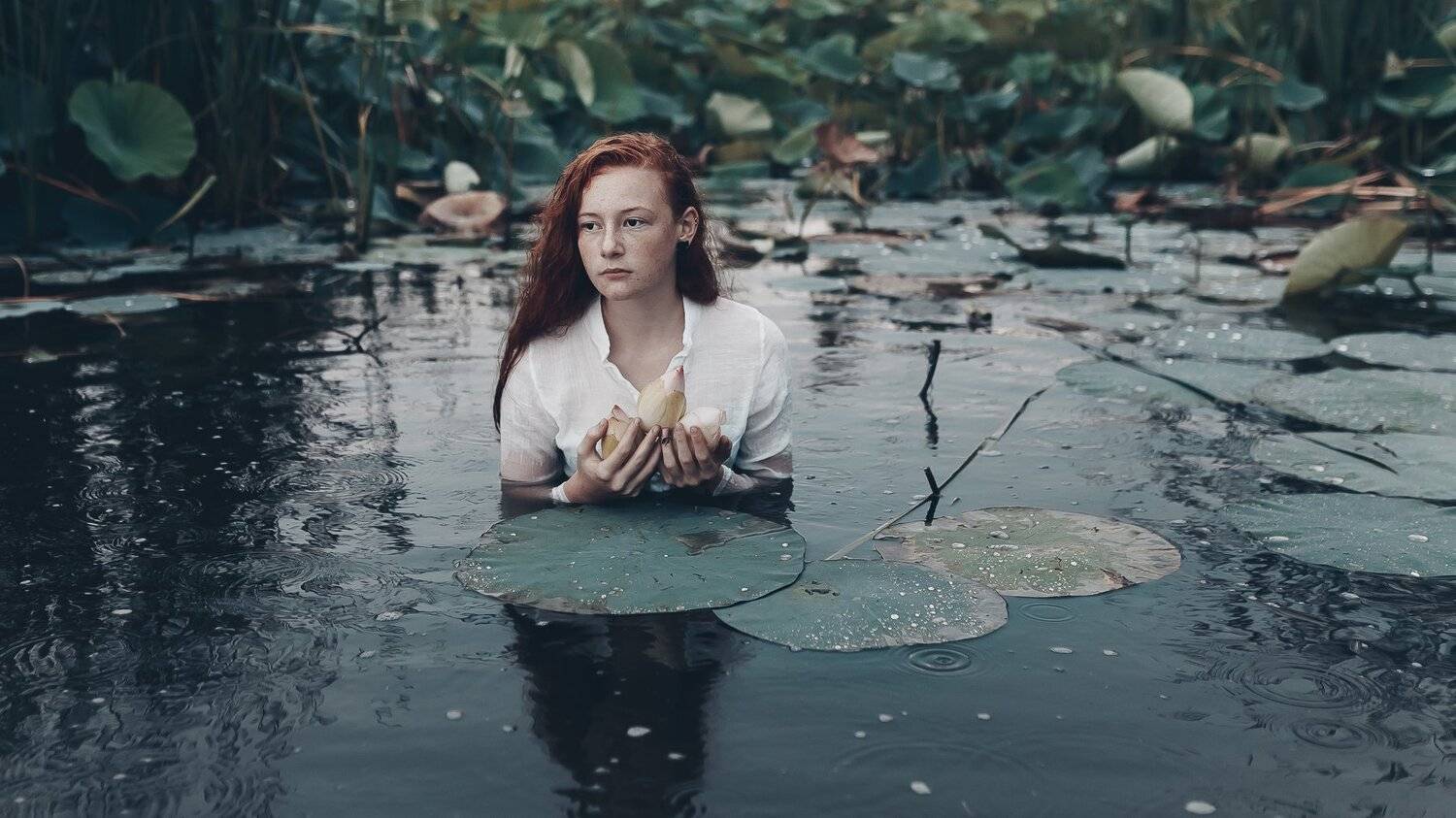 рыжая девочка лотосы рыжая девочка лотосы вода зеркальный фотоаппарат canon markiii прогулка фотосессия детский и семейный фотограф лето вечер закат закатное солнышко дети детки красота рыжики девочка рыжая девочка любовь счастье закат дерево радость вост, Вероника Гергерт