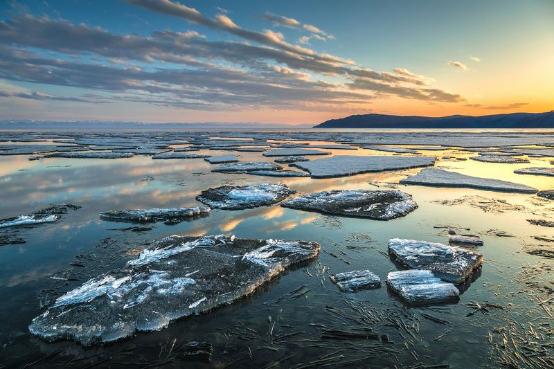 байкал, ледоход, пейзаж, закат, лёд Весенний ледоход на Байкале фото превью