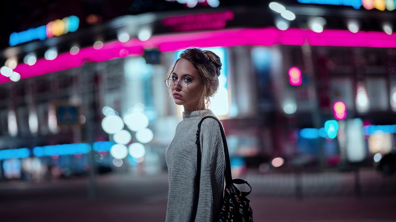 портрет, девушка, улица, вечер Наташа фото превью
