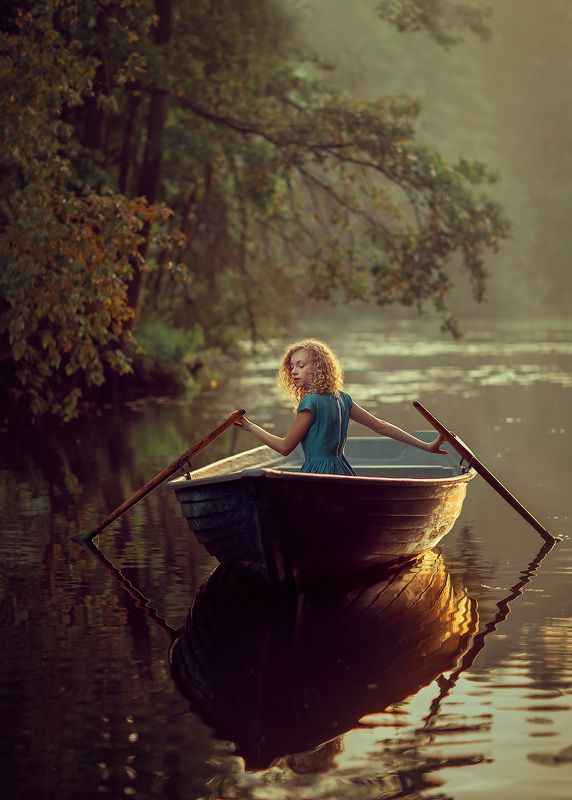 девушка, портретная фотосессия, лодка, пруд, озеро, вечер, закат Вечер в лодке фото превью