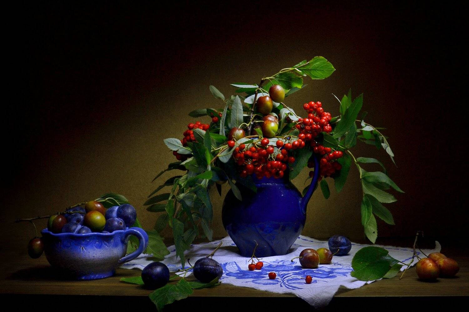 still life,натюрморт, фото натюрморт,лето, август, настроение, стихи, рябина, сливы, Колова Валентина