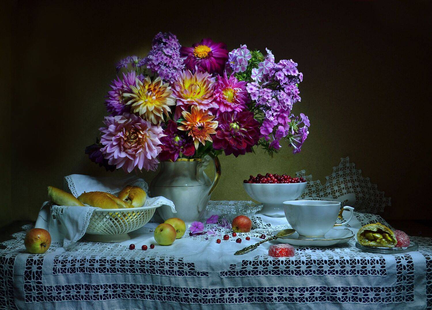 still life,натюрморт, яблоки, цветы, фото натюрморт, флоксы, пирожки с брусникой, настроение, лето, георгины, август, Колова Валентина