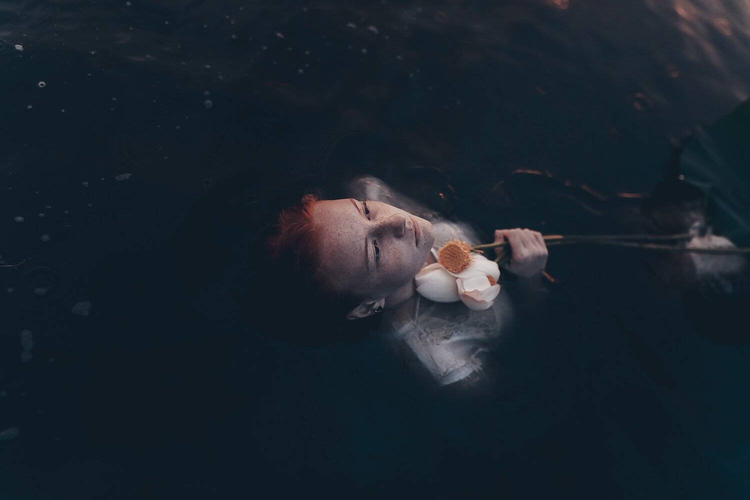 рыжая девочка лотосы рыжая девочка лотосы вода зеркальный фотоаппарат canon markiii прогулка фотосессия детский и семейный фотограф лето вечер закат закатное солнышко дети детки красота рыжики девочка рыжая девочка любовь счастье закат дерево радость вост, Вероника Гергерт