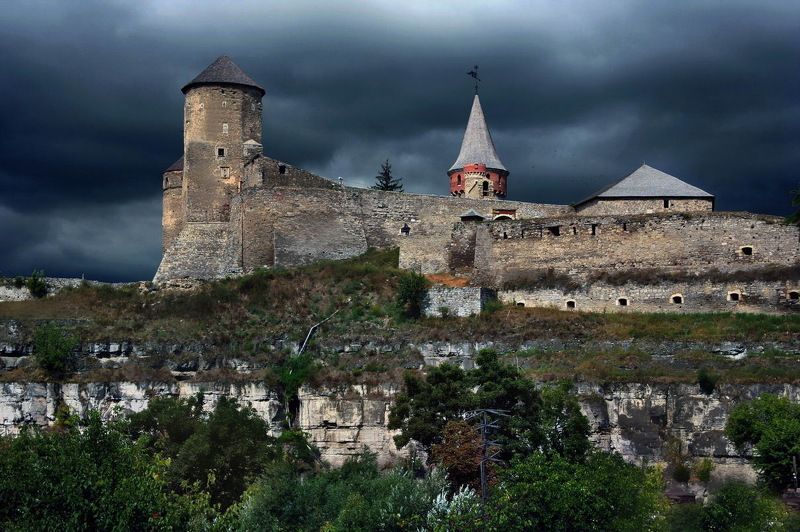 украина, замок, каменец-подольский,гроза За минуту до сильнейшей грозы в Каменец-Подольском фото превью