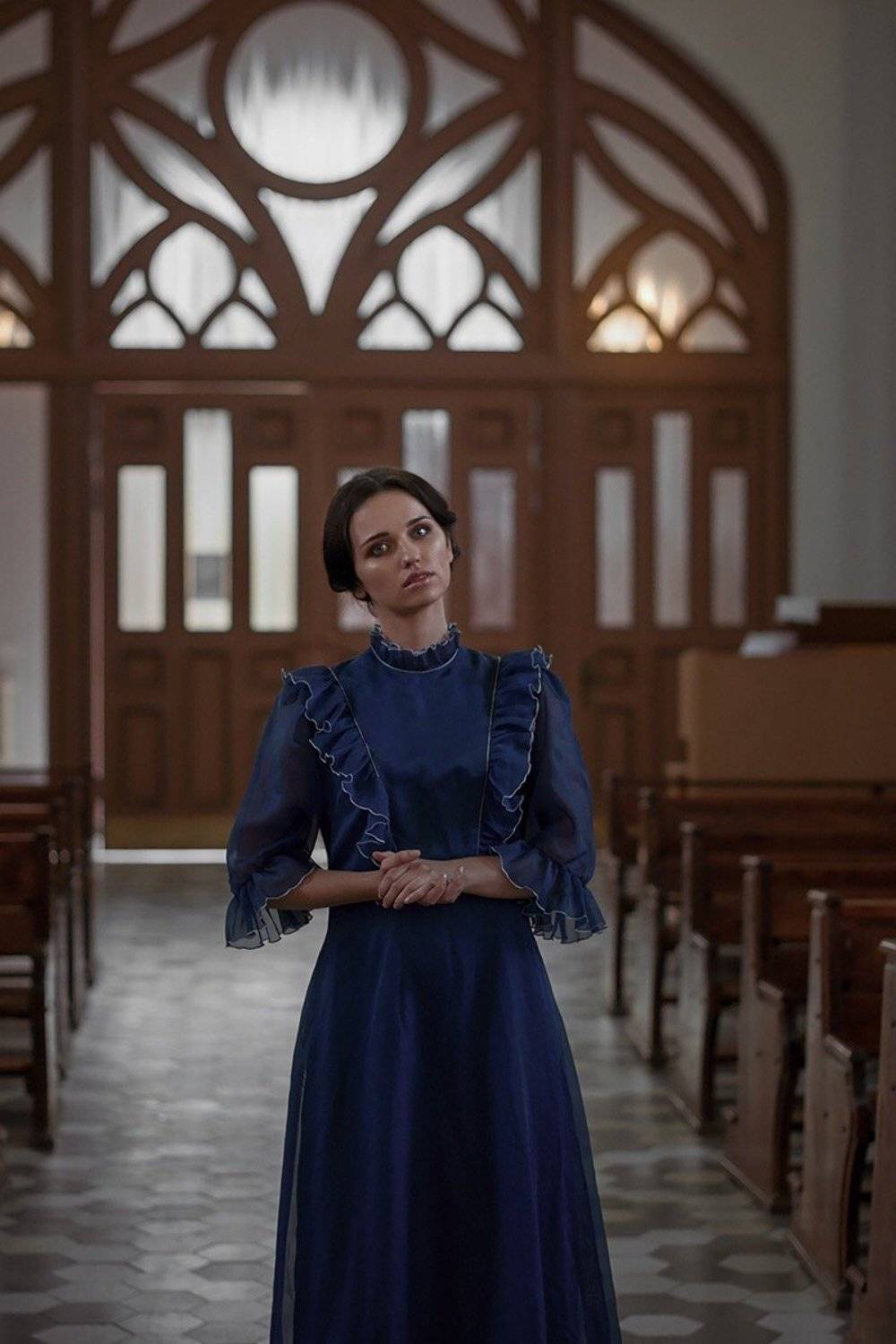 девушка, церковь, храм, портрет, брюнетка, красавица, модель, винтаж, ретро, атмосфера, кино, Екатерина Лобанова