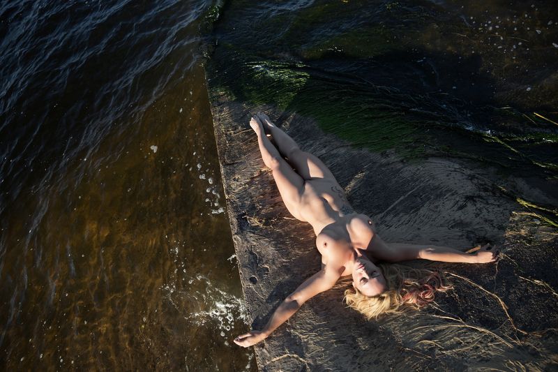 фото , цвет , девушка , ню , вода , лето , река , вечер Геометрия релакса ... фото превью