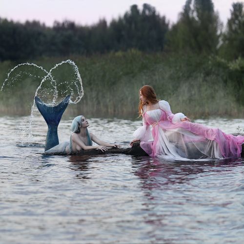 Знакомство девушки и русалки. / Acquaintance of a girl and a mermaid