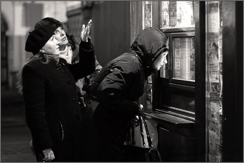 женщина, выбор, вечер, касса, билет, театр, афиша, питер, петербург, dyadyavasya Театралки фото превью