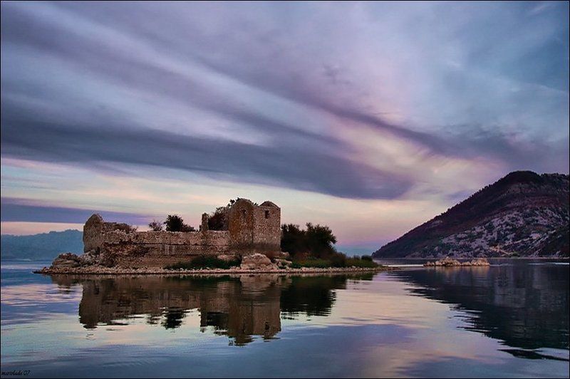 озеро, островок, крепость Аль Катрас - 2 фото превью