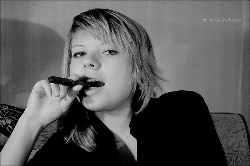 девушка, сигара света фото превью