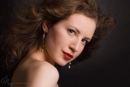 И жизнь ее - безумный карнавал ....