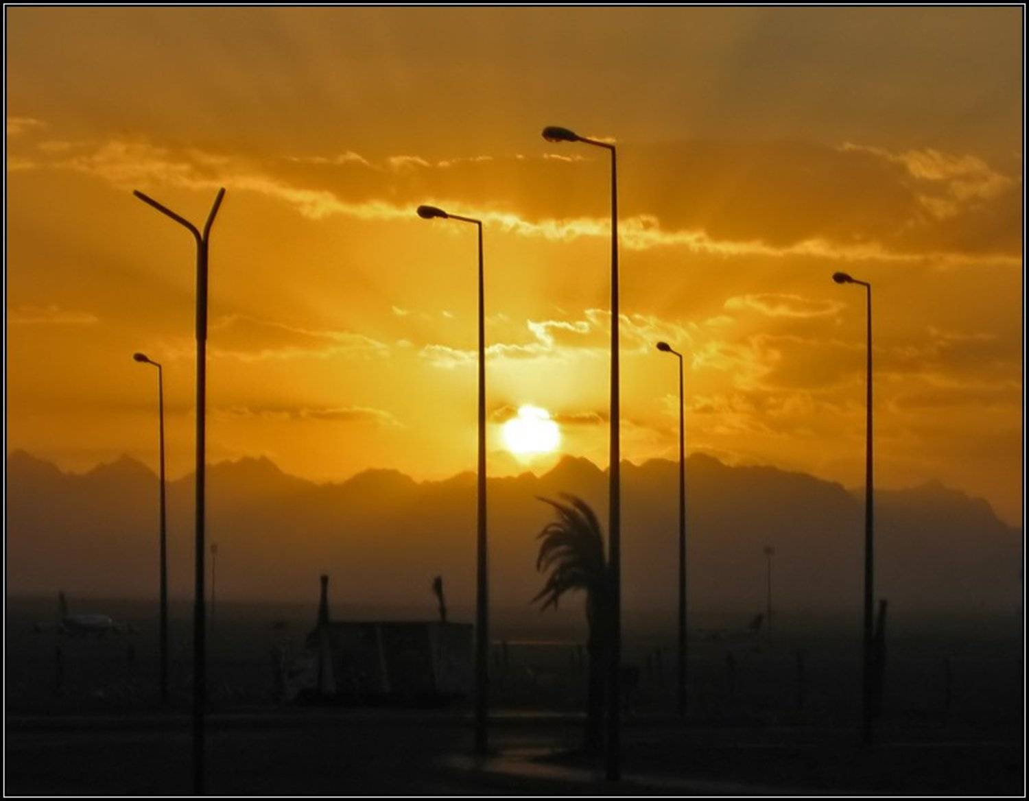 закат, силуэты, лучи солнца, облака, фонари, Алёна