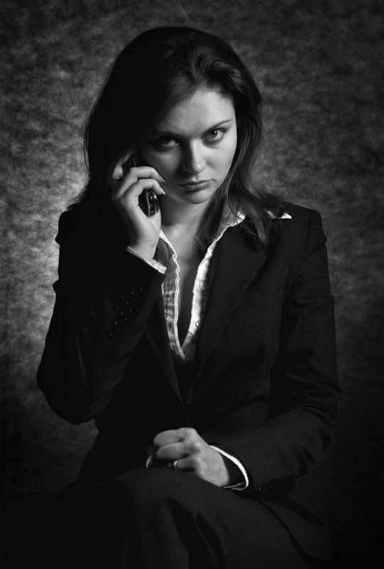 Портрет девушки в деловом костюме и хорошем настроении. фото превью