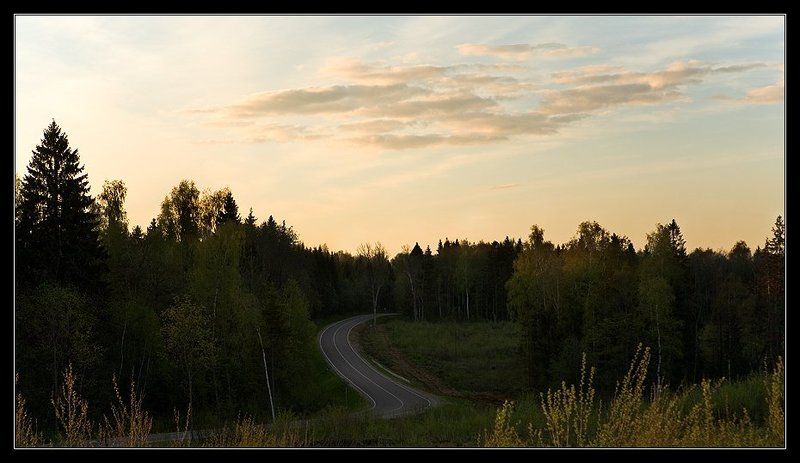 дорога лес небо По извилистой дороге ... фото превью