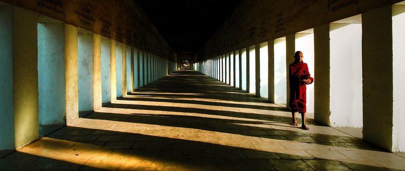 монах,бирма,колоннада 7 ways of Life фото превью