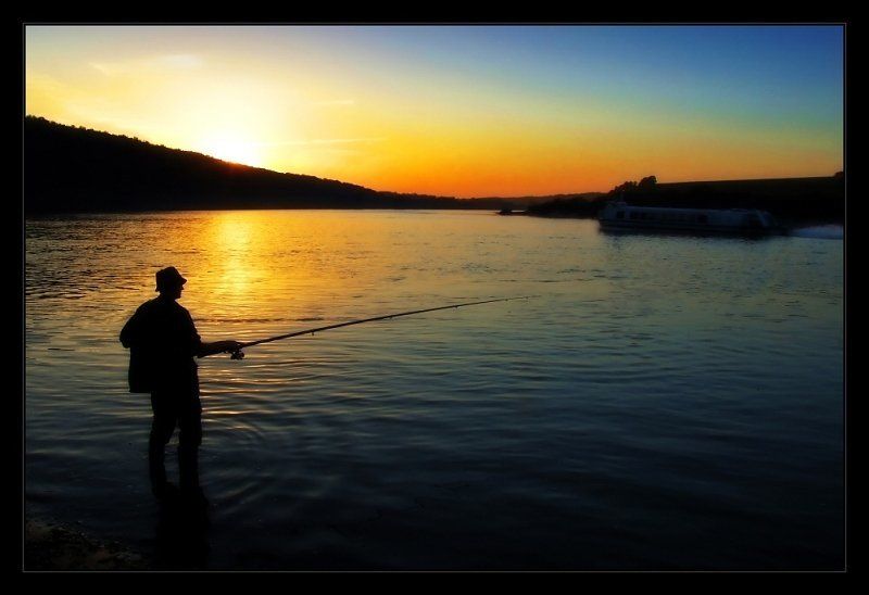 Вечером на Оке или пейзаж с катером фото превью