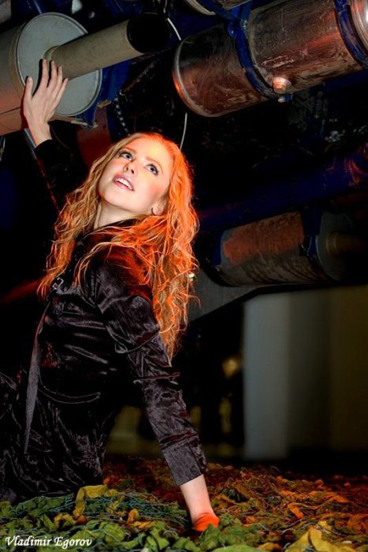 девушка, под камазом, подсветка, выставка подКамазное фото фото превью