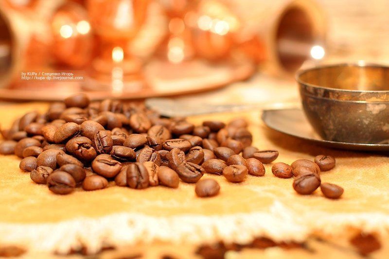 кофе, чашка, зёрна кофе, на столе Доброе утро... Кофе не желаете? фото превью