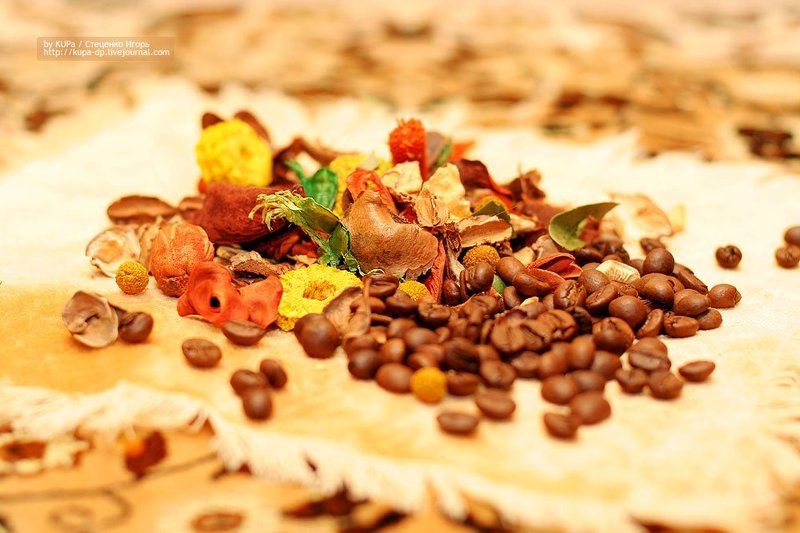 кофе, чашка, зёрна кофе, на столе Доброе утро... Кофе не желаете? фото превью