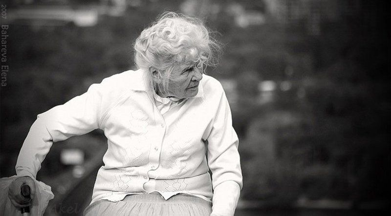 чб, бабушка с надеждой в будущее... фото превью