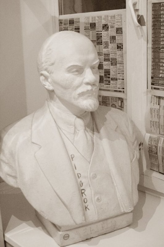 ленин,коммунизм,русский стеб, на самих себя Идол в туалете, или коммунизм по русски фото превью