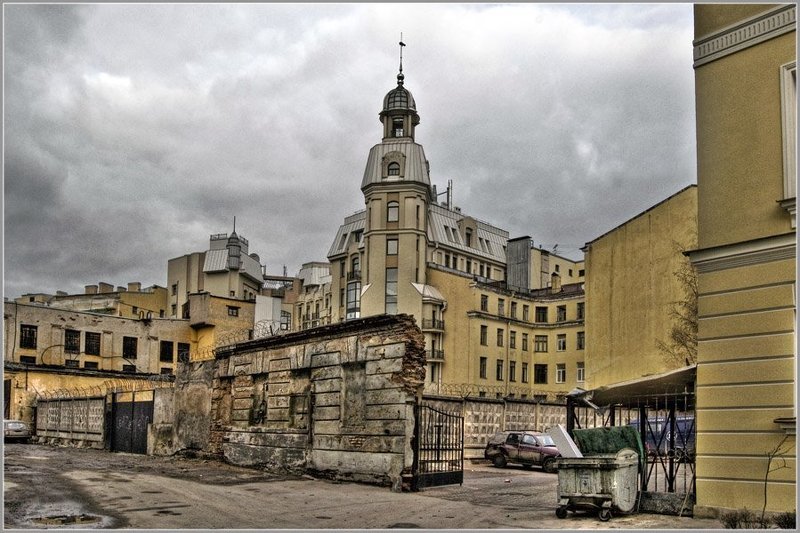 двор,город,нищета,новострой Блеск и нищета Петербурга... фото превью