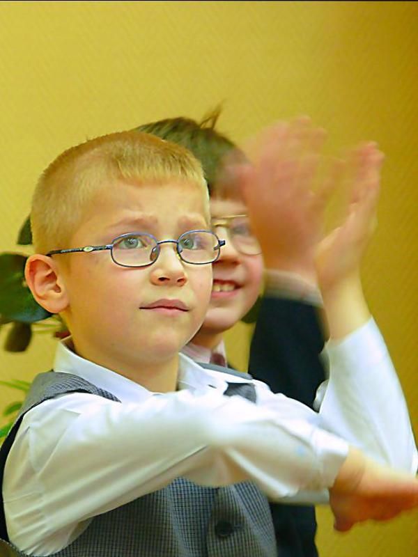 урок, ребенок, тянуть руку выбери меня!! фото превью