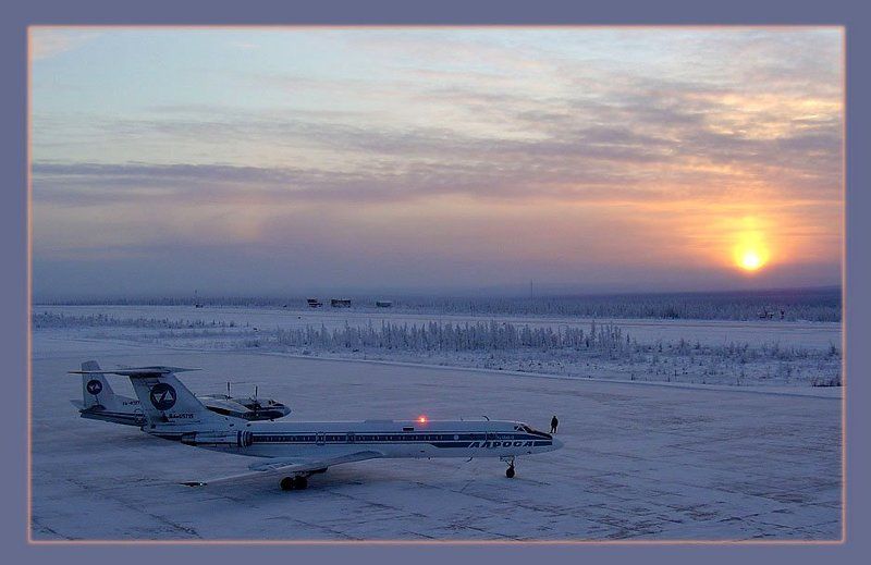 перрон вечер самолёты Вечерний перрон фото превью