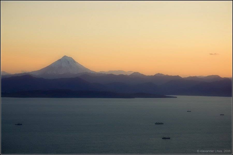 горы, море, вилючинский, вулкан, авачинская, бухта, корабли, закат, вершины, камчатка, Александр Лицис