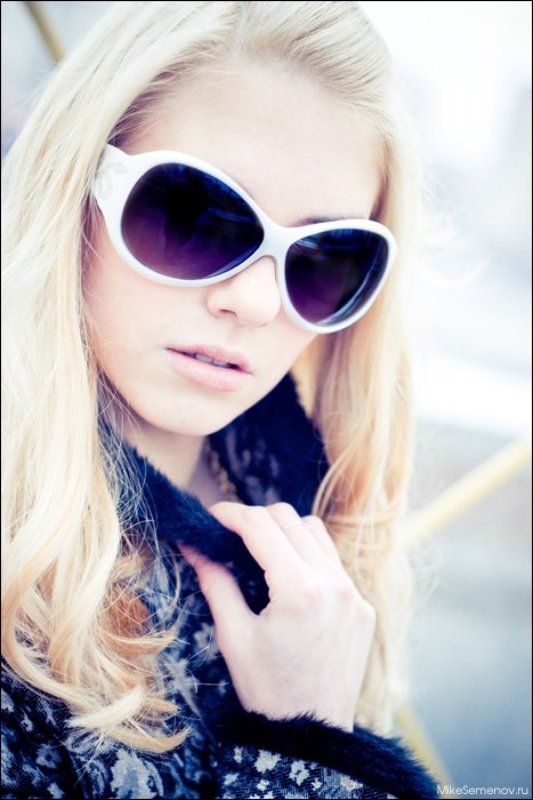 девушка, блондинка, аня, солнечные очки Лентий портрет в середине декабря. фото превью