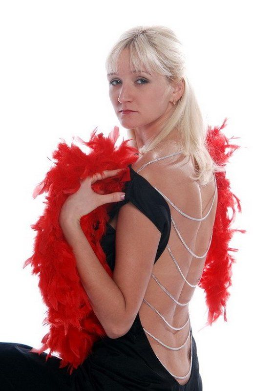 Портрет с красным боа фото превью