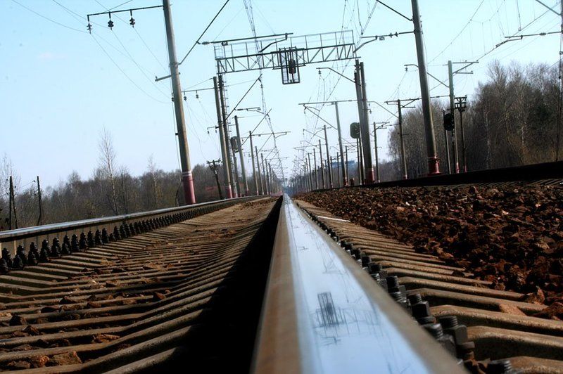 рельсы, электричка, станция Червяк в ожидании поезда фото превью