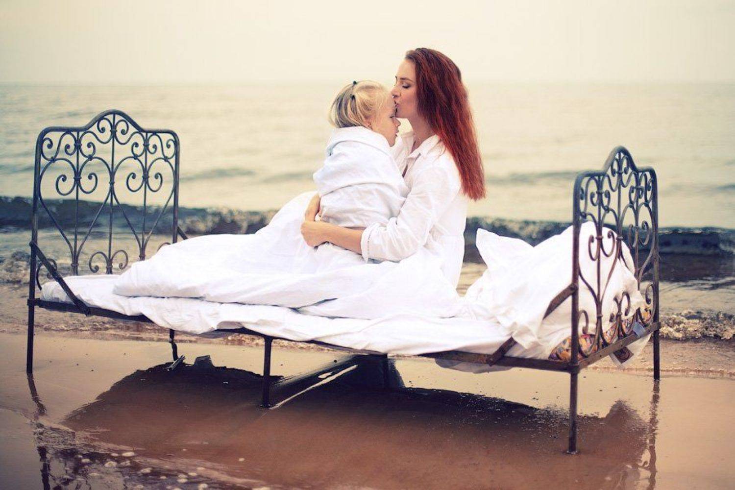 женщина, ребенок, девочка, утро, пробуждение, озеро, вода, ладожское, берег, песок, кровать, одежда, эмоция, чувство, dyadyavasya, Дмитрий Шамин