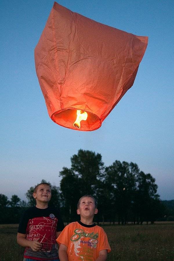 бумажный фонарик, пламя, дети, Сергей Белявцев