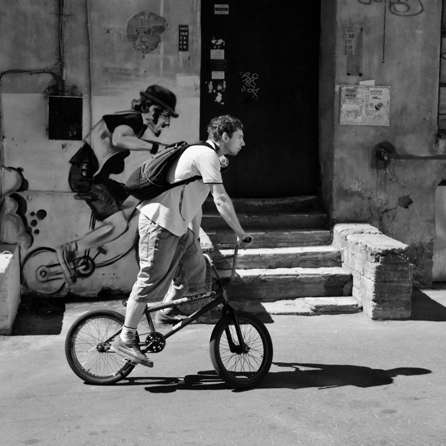 велосипедист, стенсил, графити, ангел, хранитель, Василий Яковлев