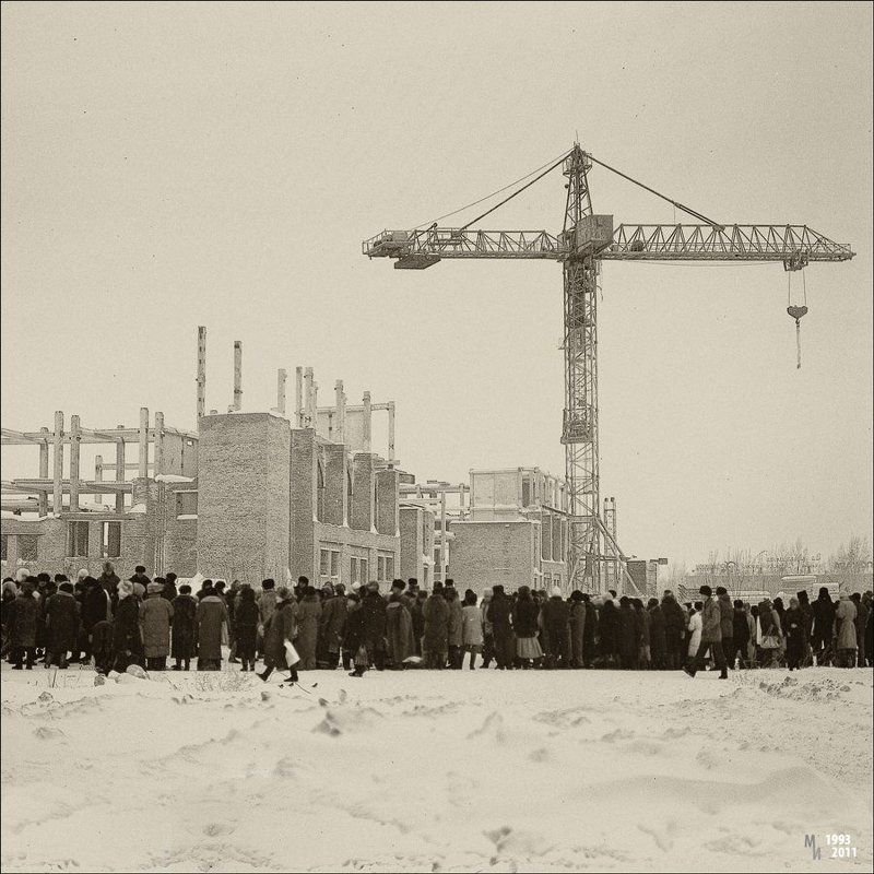 ч/б, негатив, 6х6 Люди, стройка и вечная память фото превью